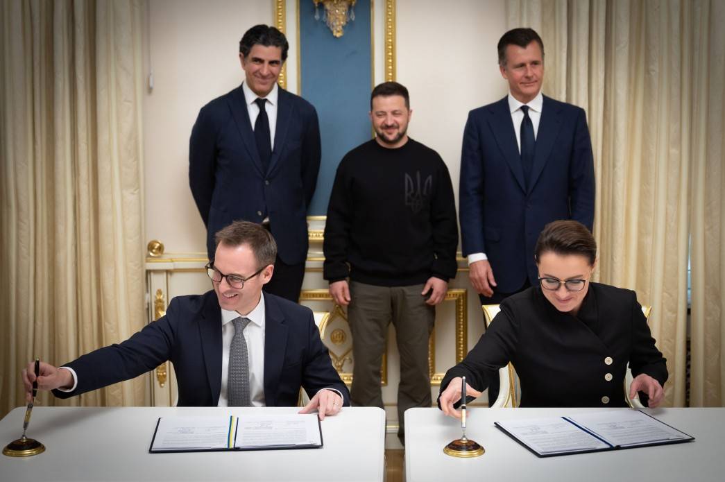 Firma del acuerdo de Black Rock con Ucrania el último 5 de mayo.